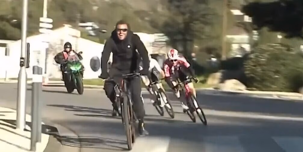 Unbelievable: reckless man on city bike terrifies riders